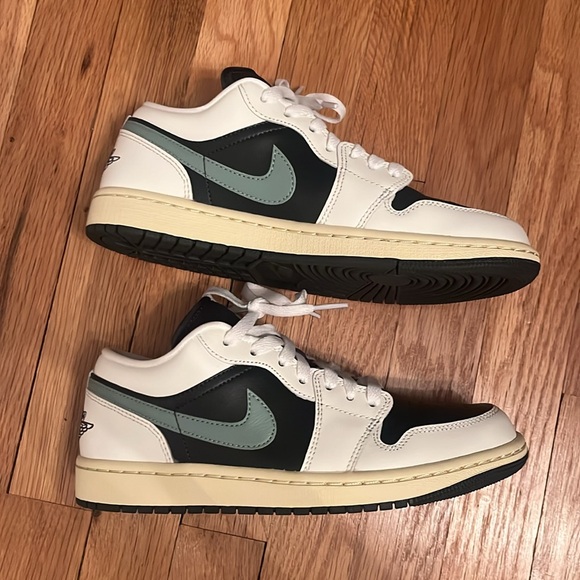Nike Air Jordan 1 Low - Picture 4 of 9